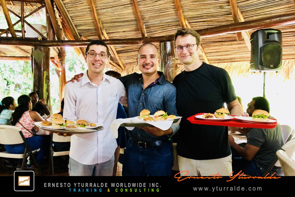 Taller vivencial de Team Building corporativo en Costa Rica con experiencias de colaboración y liderazgo